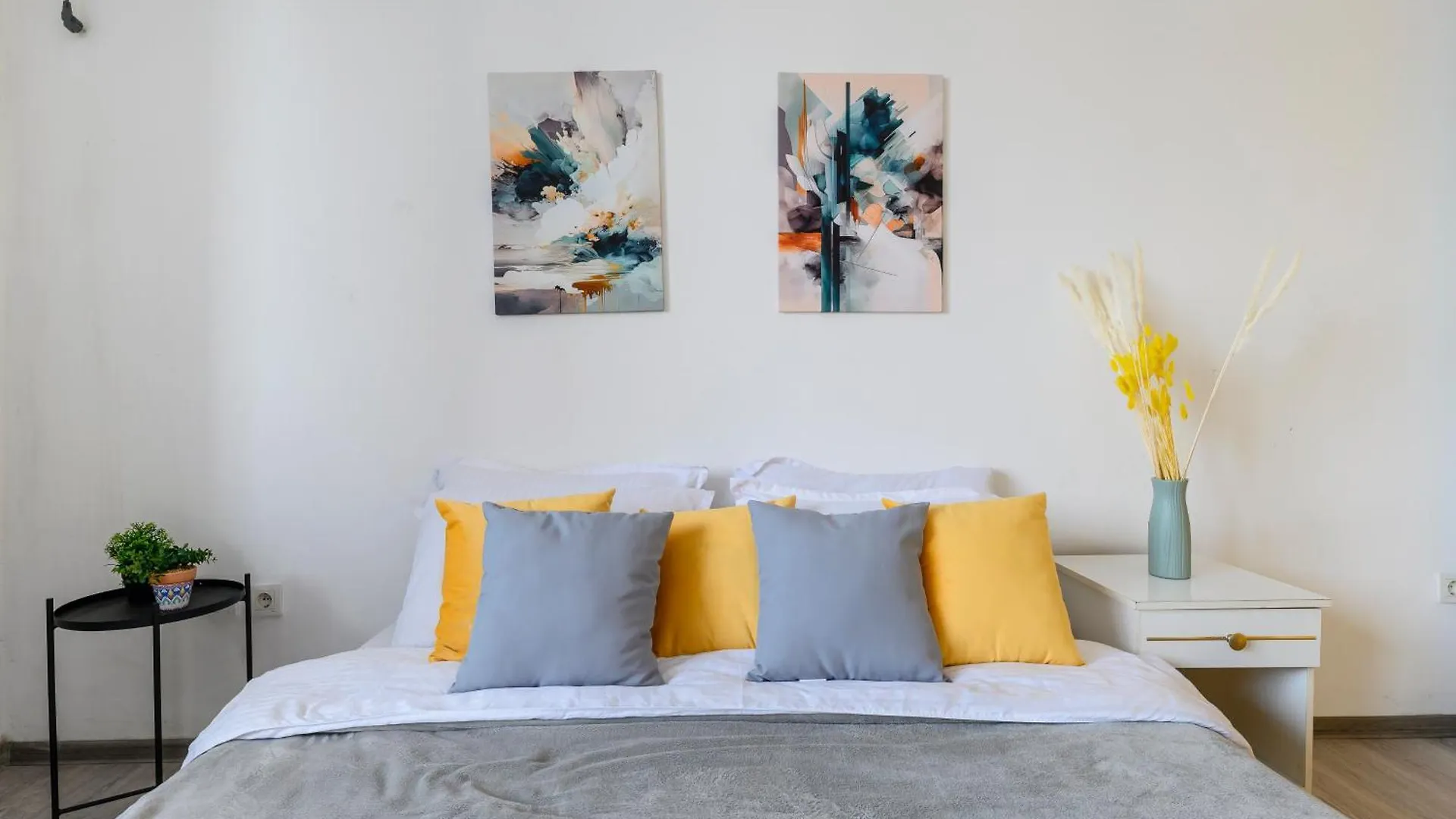 Большая Квартира На 8-9 Человек 52 Almaty Apartment