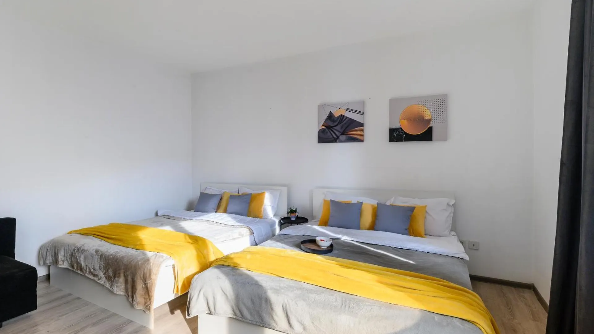 Большая Квартира На 8-9 Человек 52 Almaty Apartment